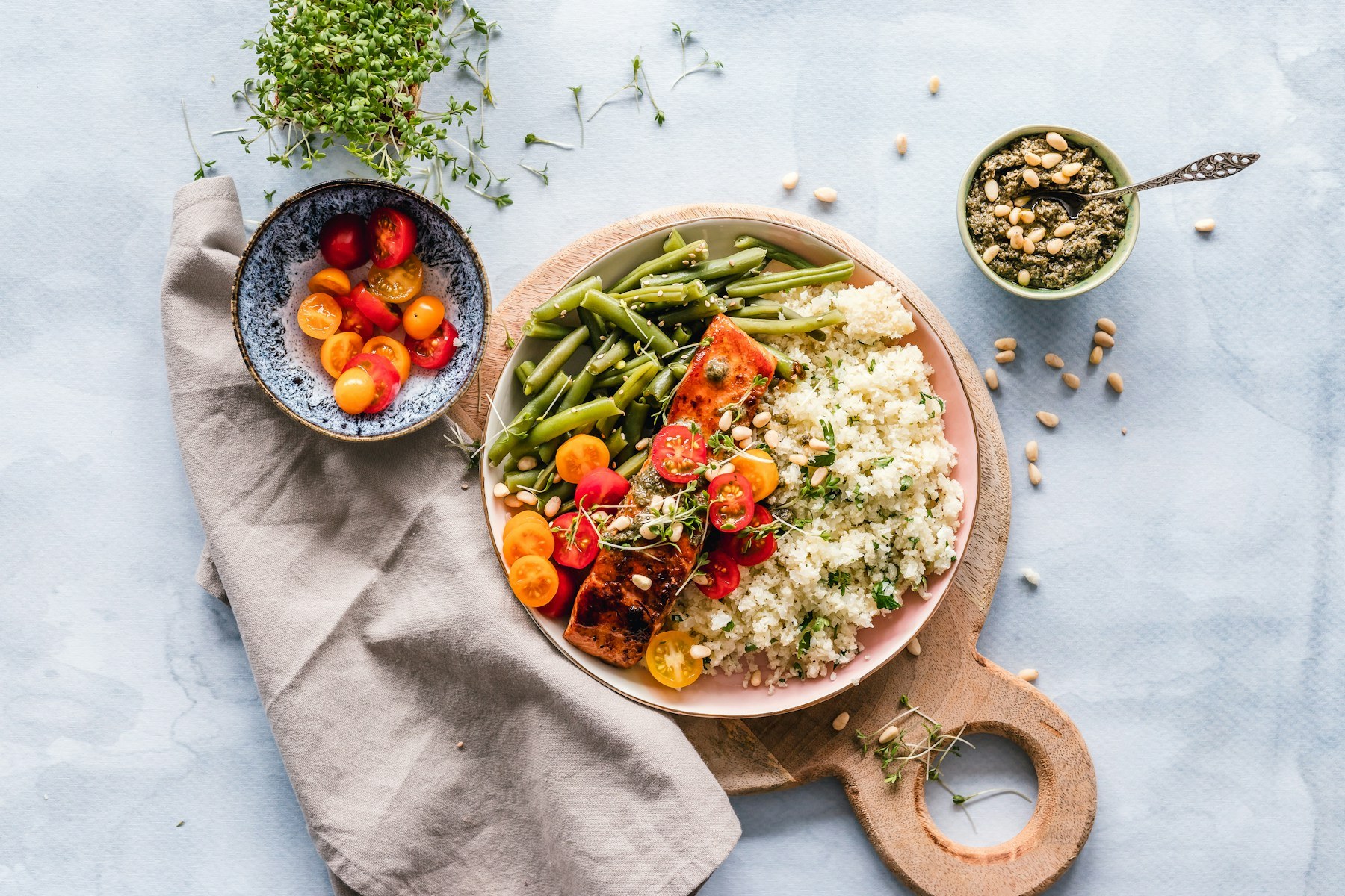 Prato fresco com grãos, vegetais coloridos e proteína